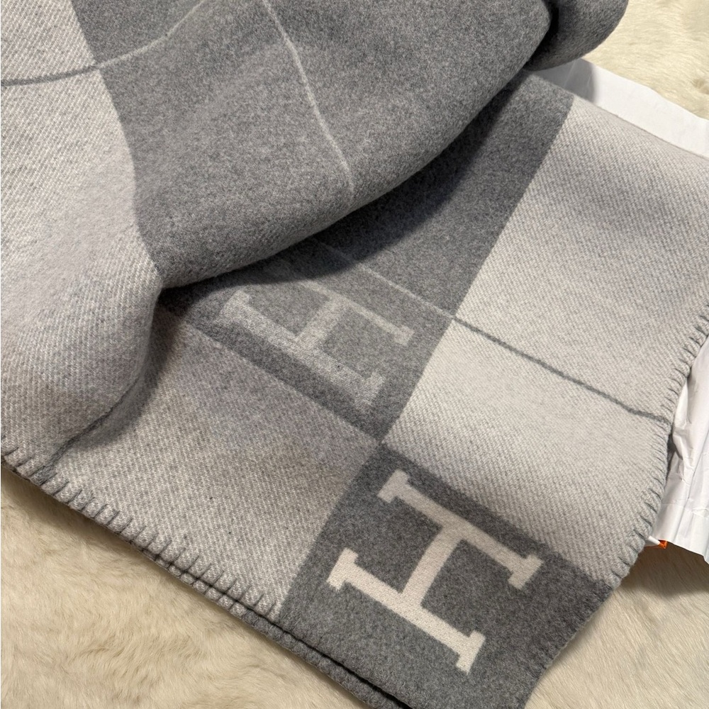 Hermes Avalon III Throw Blanket